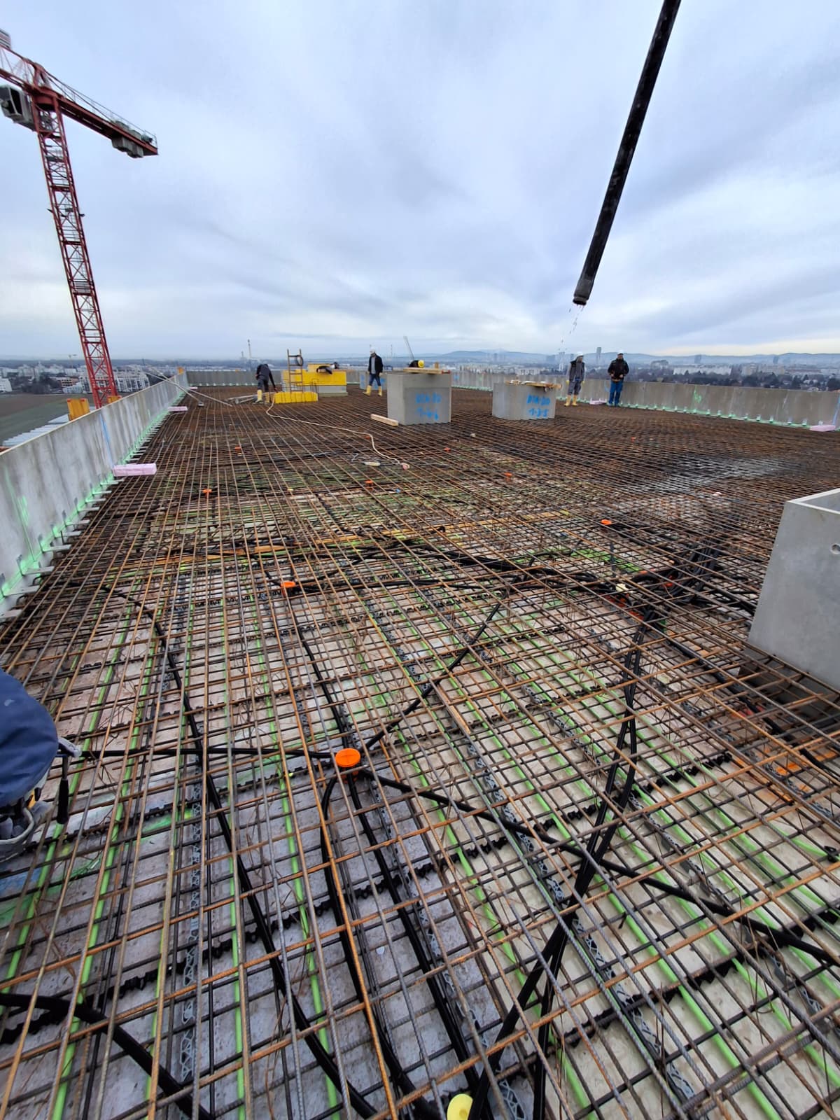 Bewehrungsarbeiten auf dem Dach