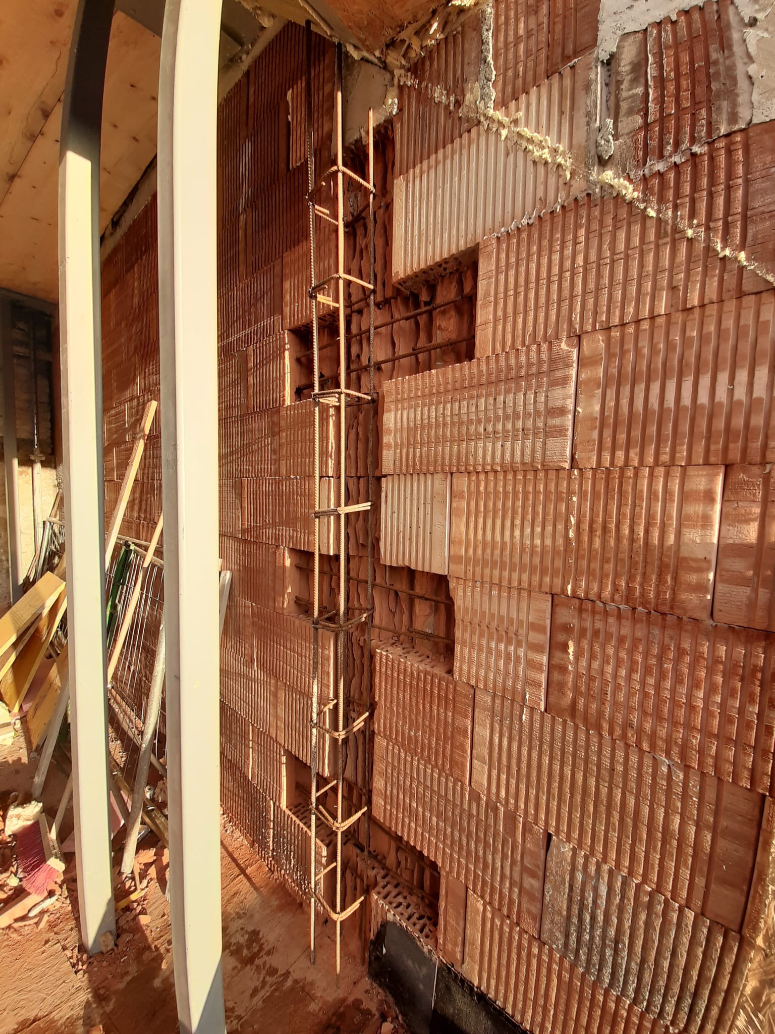 Ziegelmauerwerk mit Bewehrung