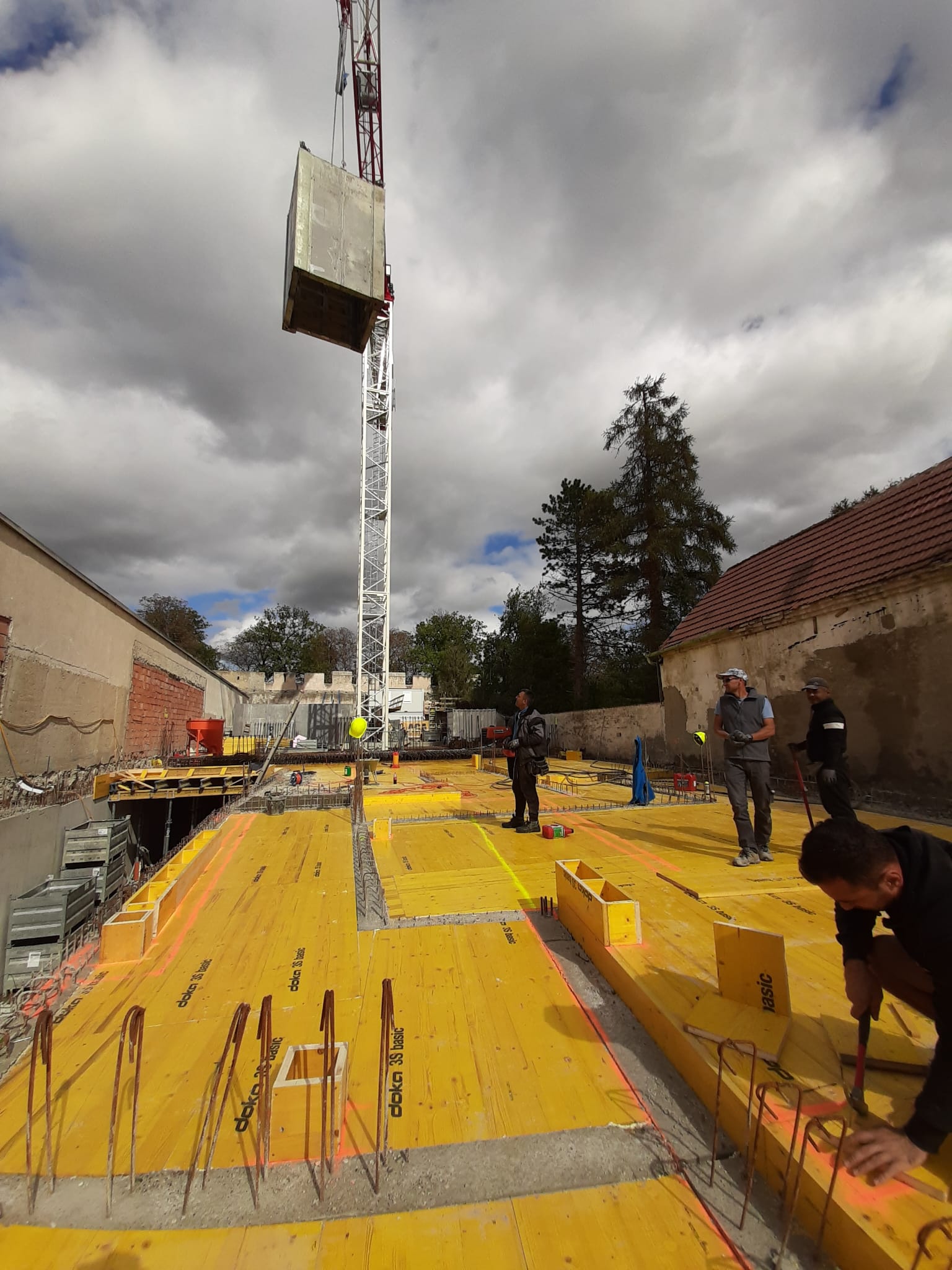 Team bei Schalungsarbeiten